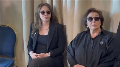 إليسا تساند كارول سماحة في العزاء الثاني لزوجها الراحل وليد مصطفى (فيديو)
