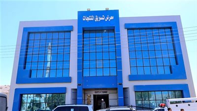 محافظ سوهاج يتفقد معرض تسويق المنتجات الحرفية 