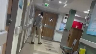 رجل يثير الفزع بمستشفى حميات أسوان، حمل السلاح الأبيض وهاجم المرضى والطواقم الطبية (فيديو)