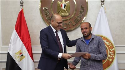 محمد جبران يُسلم عقود عمل للمتقدمين على وظائف بالامارات (صور)