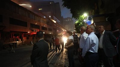 محافظ القاهرة يتفقد حريق شركة أدوية بالأزبكية
