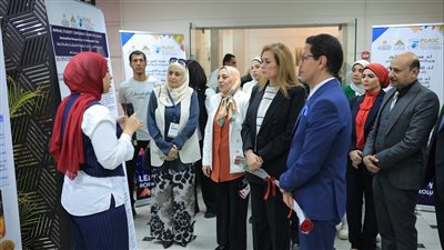 رئيس جامعة بنها يفتتح معرضا للمشروعات الطلابية فى مجال العلوم التطبيقية