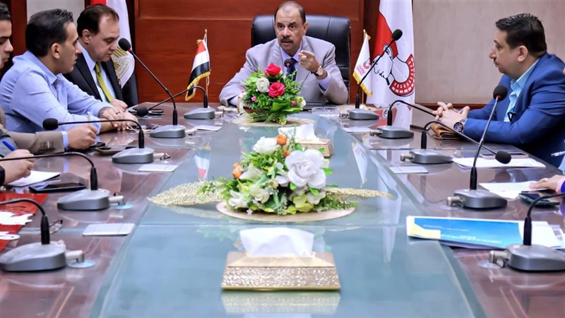 محافظ سوهاج يبحث