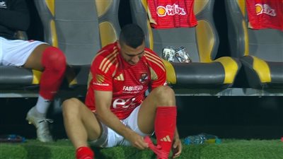 إصابة رامي ربيعة خلال مباراة الأهلي والمصري (صور)