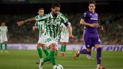 دوري المؤتمر الأوروبي، فيورنتينا يتقدم على ريال بيتيس 1/2 في الشوط الأول 
