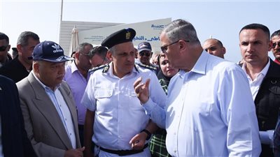 أنذرت قبل كدا ومش كل مرة هجي لكم، محافظ الإسكندرية يكلف حي العجمي بغلق وتشميع محال ومقاهي (فيديو)