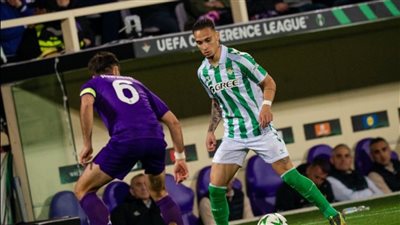 دوري المؤتمر الأوروبي، فيورنتينا يتقدم على ريال بيتيس 1/2 ويلجأ إلى الأشواط الإضافية