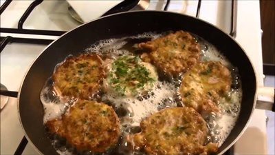 طريقة عمل العجة المقلية، أكلة شعبية لذيذة وسريعة التحضير 