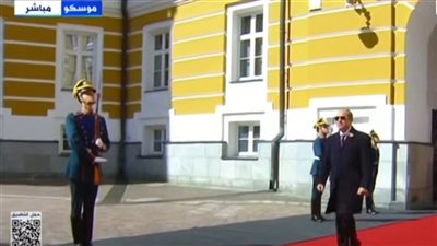 لحظة وصول السيسي إلى الساحة الحمراء بموسكو للمشاركة باحتفال الذكرى الـ80 لعيد النصر (فيديو)