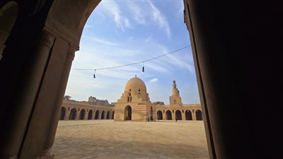 مسجد أحمد بن طولون.. أيقونة التاريخ الإسلامي على قمة جبل يشكر بالقاهرة.. زخارف ونظام هندسي نادر يلفت الأنظار.. وهذا سر تسميته بـ«الجامع المعلق»