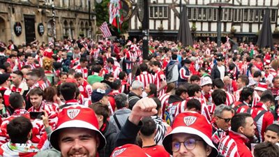 جماهير بيلباو تملأ شوارع مانشستر قبل مواجهة يونايتد في الدوري الأوروبي (فيديو)