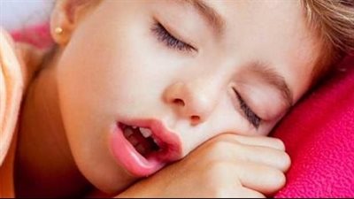 أسباب نوم الطفل وفمه مفتوح، احذريها
