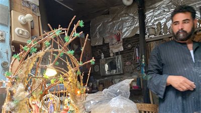 حوّل منزله إلى معرض هاند ميد، عاطف وصفي منياوي إيده تتلف في حرير (فيديو وصور) 