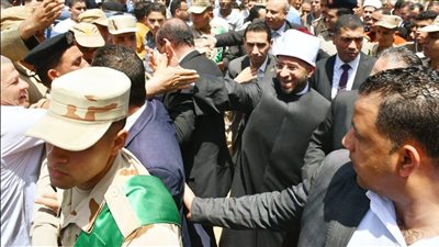 وزير الأوقاف ومحافظ الشرقية يؤديان صلاة الجمعة بمسجد الشيخ عبد الحليم محمود (صور)