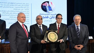 جامعة القاهرة تكرم وزير العدل ورؤساء الهيئات القضائية من خريجي حقوق القاهرة 
