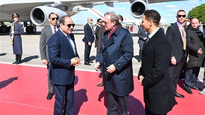 لحظة وصول السيسي موسكو للمشاركة في احتفالات عيد النصر (فيديو وصور)