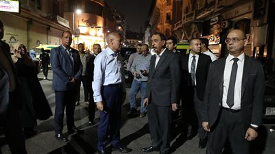 محافظ القاهرة يشرف على أعمال التبريد بعد السيطرة على حريق الأزبكية