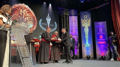 مش بعرف أقرأ عربي، طارق العريان يمازح الجمهور أثناء تكريمه بمهرجان المركز الكاثوليكي (فيديو)