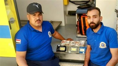 فريق إسعاف يسلم 3 سبائك ذهبية ونصف مليون جنيه لأهل مصاب بحادث في حلوان