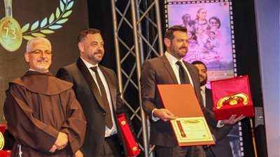 تكريم عمرو يوسف ودينا فؤاد بختام مهرجان المركز الكاثوليكي (فيديو)