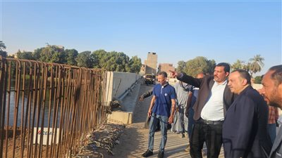 تطوير مدخل قرية بني قرة بأسيوط ونقل موقف السرفيس لتحقيق السيولة المرورية (صور) 