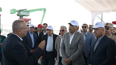 رئيس الوزراء يتفقد مشروعي رووتس وسكاي للموانئ