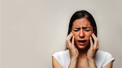 6 أعراض مبكرة للإصابة بـ الذئبة الحمراء