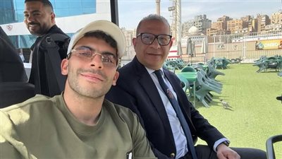 عقب التحقيق معه، زيزو ومحاميه يلتقطان صورة سيلفي داخل الزمالك