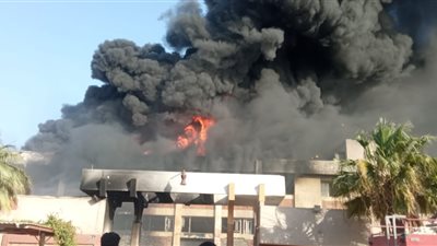 امتداد النيران لمخزن خشب مجاور لحريق مصنع بلاستيك بأكتوبر