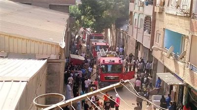 إخلاء عقارين مجاورين لموقع حريق مصنع بالسلام 