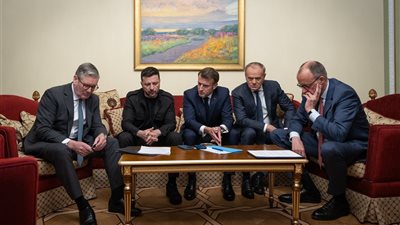 ماكرون ينشر صورة تجمعه مع قادة 4 دول أوروبية.. ما حكايتها؟