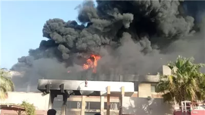 بعد امتداده لمخزن ومسجد مجاور، 11 مصابا في حريق مصنع البلاستيك بأكتوبر