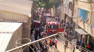 النيابة تحقق في حريق مصنع السلام (صور)