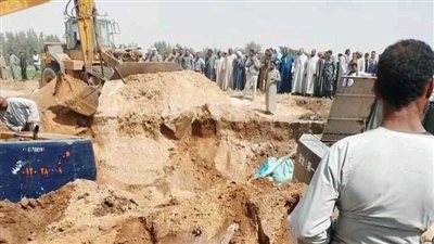 الحماية المدنية تبذل جهودًا لاستخراج شخص سقط في بئر بالمنيا (صور)