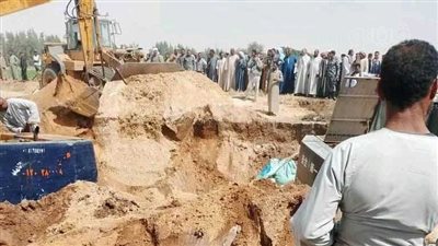 كان بيحفر في الرملة، تفاصيل 4 ساعات بحثا عن خمسيني سقط بـ بئر في المنيا (صور)