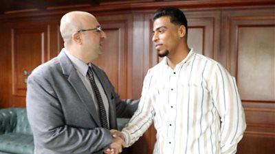 محافظ بني سويف يكرم شابًا أنقذ مواطنًا من الغرق