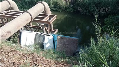 إصابة سيدتين في حادث سقوط سيارة ملاكي بمصرف الشراهنة ببني سويف