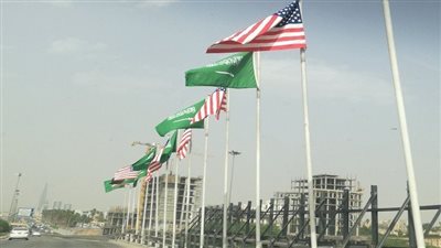 استعدادا لزيارة ترامب المرتقبة، تركيب أعلام السعودية وأمريكا في شوارع الرياض (فيديو)