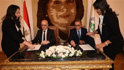 اتفاقية تعاون بين جامعتي مصر للعلوم والتكنولوجيا والأهلية الفرنسية في مصر (صور)