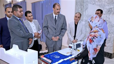 محافظ سوهاج يسلم ماكينات خياطة للسيدات الأولى بالرعاية