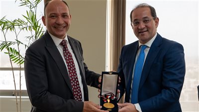 وزير المالية يكرم نائب رئيس مصلحة الضرائب 