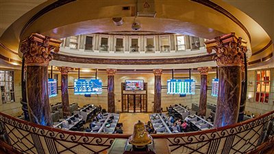 البورصة المصرية.. 21.4 مليار جنيه قيمة التداول خلال جلسة نهاية الأسبوع.. 17 مليار جنيه أرباح.. وخبيرة: تذبذب أداء سوق الأوراق المالية خلال الفترة المقبلة