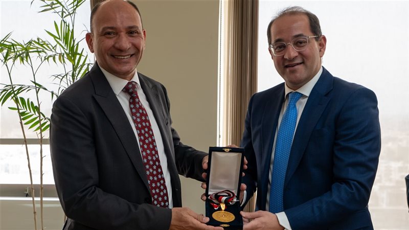 وزير المالية يكرم