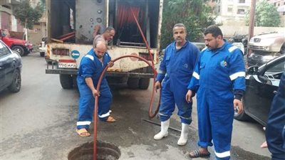 مياه القناة تشن حملة لتنفيذ أعمال تطهير وصيانة بيارات المحطات وشبكات الصرف (صور)