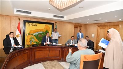 محافظ الفيوم يوجه بتوفير مساعدات ومعاشات وفرص عمل وتراخيص أكشاك للأسر غير القادرة (صور)