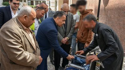 محافظ الشرقية يسلم كراسي متحركة وأطرافا صناعية لذوي الهمم