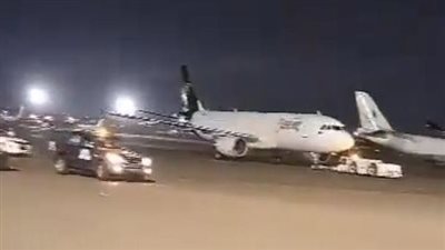 لحظة إخلاء مطار معيتيقة من الطائرات ونقلها إلى مصراتة وبنغازي بعد الاشتباكات المسلحة (فيديو)