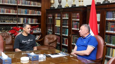 الخطيب يكرم سامي قمصان بعد رحيله عن تدريب الأهلي 