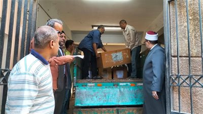 المناطق الأزهرية تتسلم أوراق أسئلة امتحانات الشهادتين الابتدائية والإعدادية (صور)