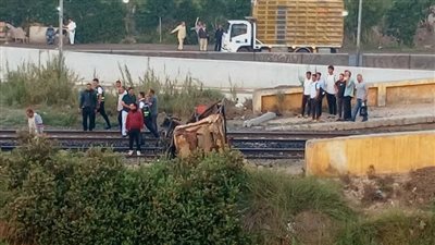 مصرع شخص في اصطدام قطار بجرار زراعي وتعطل الحركة بوجه بحري بالبحيرة (صور) 